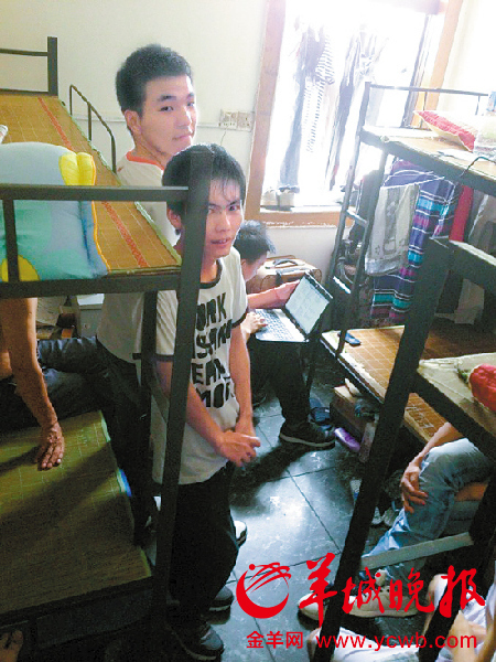 　　▲狭小的“十元店”里，挤满了来深圳追梦的应届毕业生