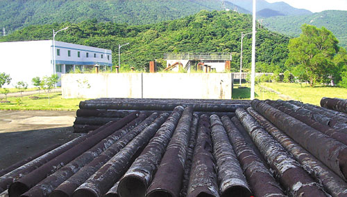 西涌水厂内堆着废弃的水管