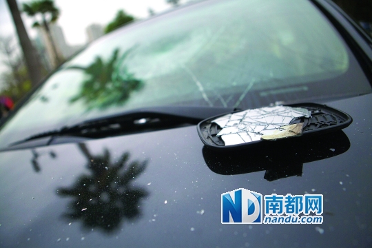 <p> 3月2日，香瑞园小区附近一辆业主的轿车被人砸坏，该业主怀疑自己曾在电视上发言遭到报复。南都记者 霍健斌摄</p>