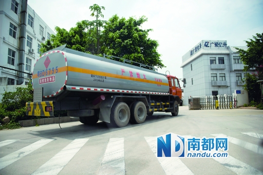 <p>    昨日，油罐车进入深圳市广聚亿升石油化工储运有限公司，准备去油库加油。</p>