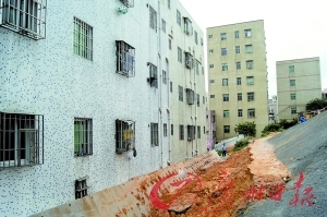 台风夜挡土墙倒砸居民楼