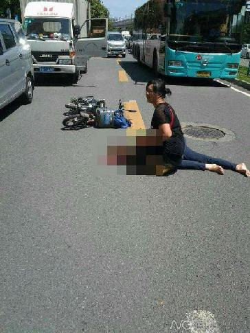 深圳女子被货车开门撞倒 又遭公交碾压后亡