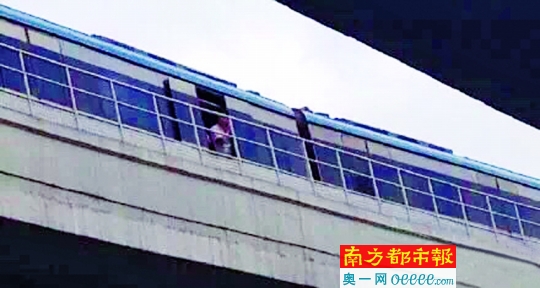 停驶的3号线列车车门被强行扒开，有乘客探出身子张望。 深圳地铁集团官微“深圳地铁运营”提供