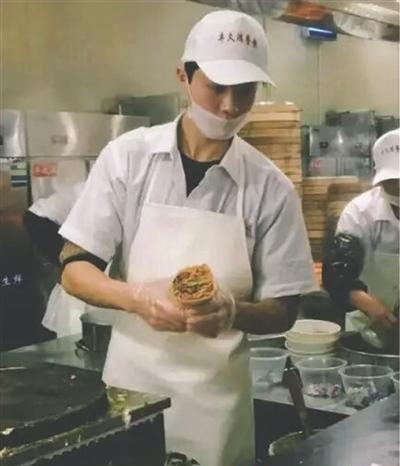 高校食堂小哥走红 帅哥必须共享!揭民间走红的小哥们【组图】