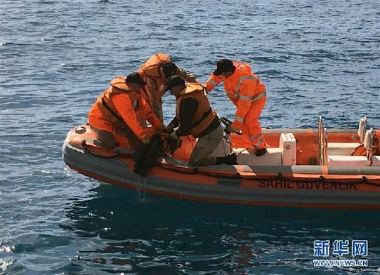 （国际）（3）两艘难民船倾覆爱琴海18人死亡 