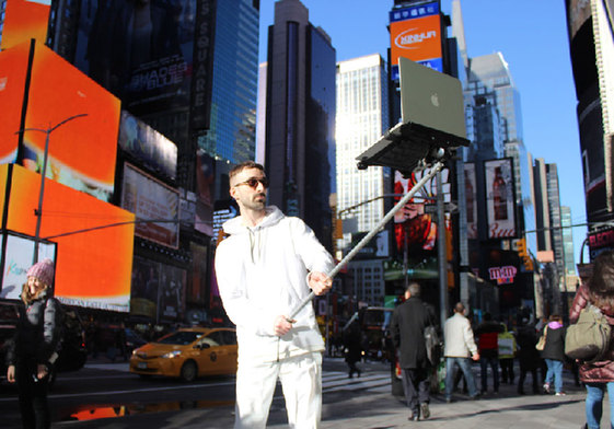 笔记本电脑自拍杆现身街头 网友:胳膊酸