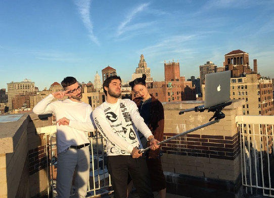 笔记本电脑自拍杆现身街头 网友:胳膊酸