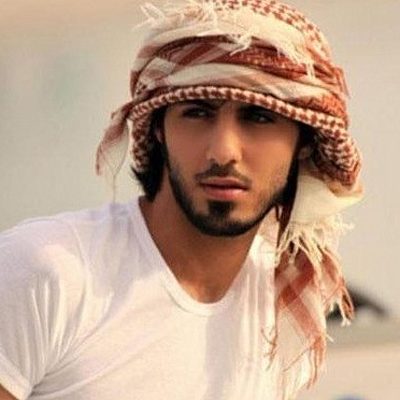 根据阿拉伯报纸Elaph的报道，阿联酋代表团当时是在沙特的首都利雅得参加一年一度的沙特杰纳第利亚遗产文化节，结果有宗教警方执法人员冲进展馆，以这些男人“长得太帅”为由将他们驱逐。