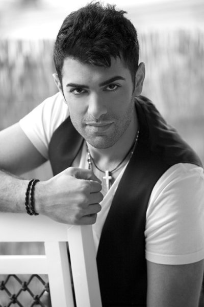 他的歌曲风格为Pop和modern laika（融入现代元素的希腊传统特色的音乐形式），2004-2005年发行了处女作专辑《Parakseno Sinesthima》，迅速风靡了希腊、塞浦路斯和阿拉伯地区，深受无数歌迷尤其是女歌迷的欢迎。