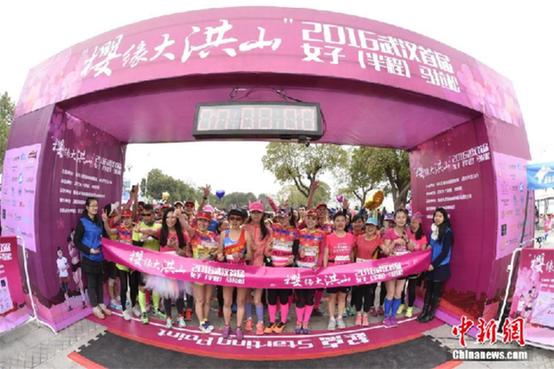 百名男子身穿粉色蓬蓬裙亮相武汉女子“半马”陪跑