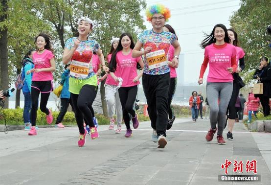 百名男子身穿粉色蓬蓬裙亮相武汉女子“半马”陪跑