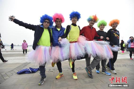 百名男子身穿粉色蓬蓬裙亮相武汉女子“半马”陪跑