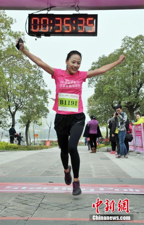 百名男子身穿粉色蓬蓬裙亮相武汉女子“半马”陪跑