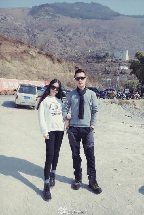 对此，妹子作出回应：“我没有炒作我家里人也没有整过容 微博我删掉了希望不要恶意去揣测我的家人 真的没想过会被那么多人转发... 我给我爸说微博上喜欢他的人很多爸爸说谢谢你们 谢谢所有的善意评论和新来的朋友们 也同样祝福你们爸爸妈妈青春永驻天天开心。”