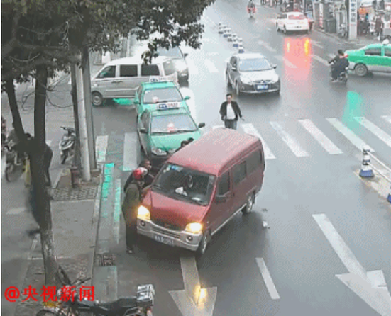 组图：安徽女孩被卷入车底 路人合力抬车施救