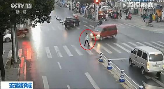 图为女孩过马路监控画面。