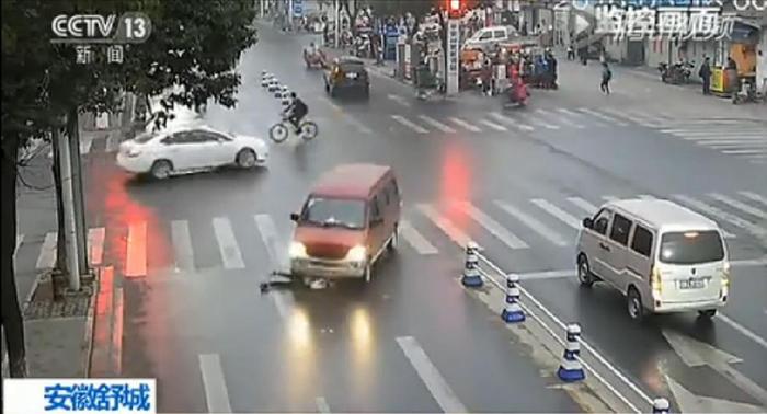 女孩被面包车卷入车底。