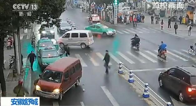 过往路人和司机纷纷前来救援。