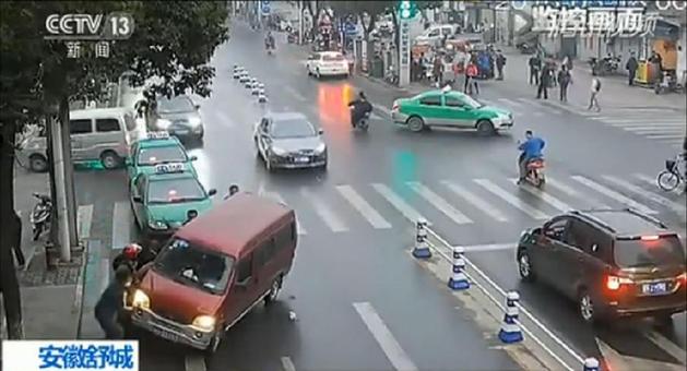 众人合力抬起面包车，将女孩救了出来，所幸女孩只受了皮外伤。