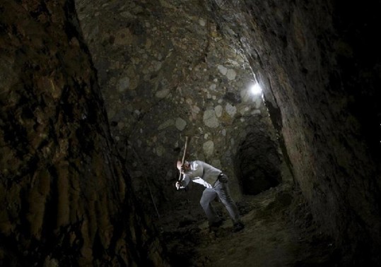 老人挖洞12年 打造一座地下宫殿