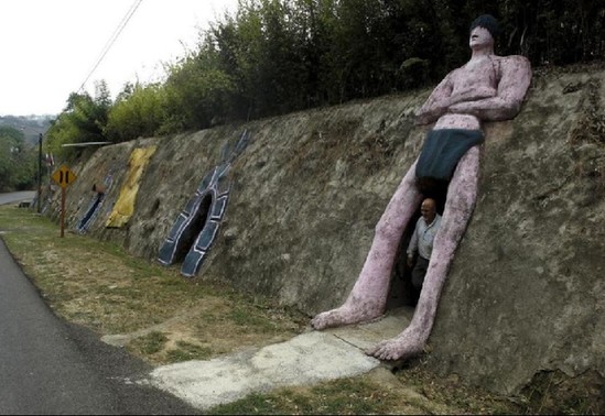 老人挖洞12年 打造一座地下宫殿