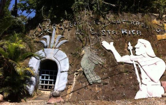 老人挖洞12年 打造一座地下宫殿