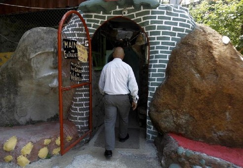 老人挖洞12年 打造一座地下宫殿