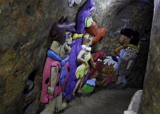 老人挖洞12年 打造一座地下宫殿