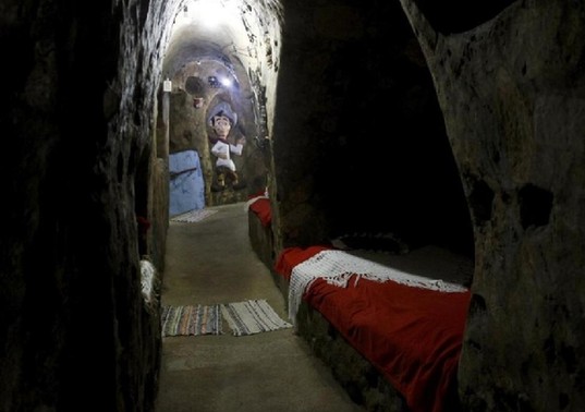 老人挖洞12年 打造一座地下宫殿