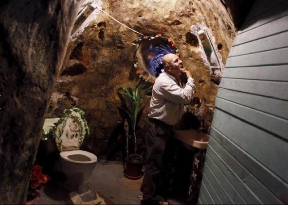 老人挖洞12年 打造一座地下宫殿