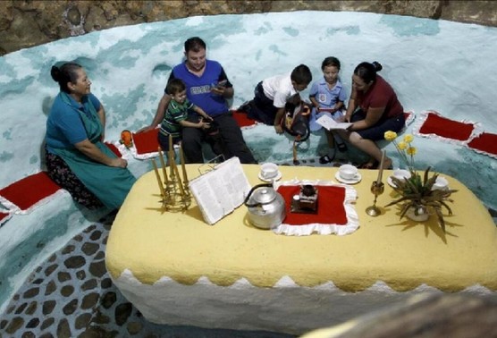 老人挖洞12年 打造一座地下宫殿