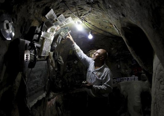 老人挖洞12年 打造一座地下宫殿