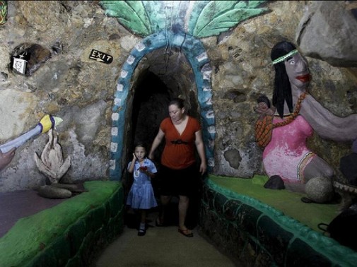 老人挖洞12年 打造一座地下宫殿