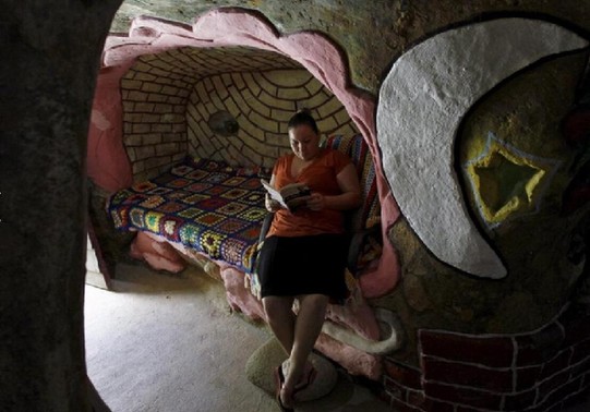 老人挖洞12年 打造一座地下宫殿