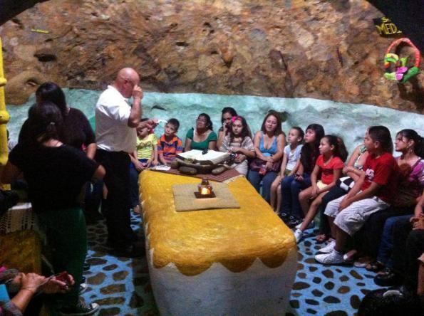 老人挖洞12年 打造一座地下宫殿