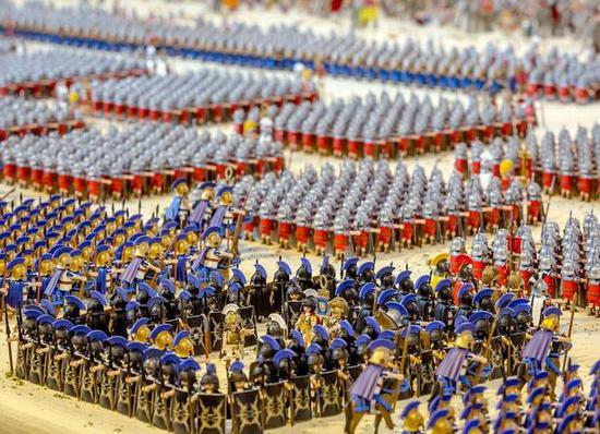 男子用玩偶打造宏大战争场景