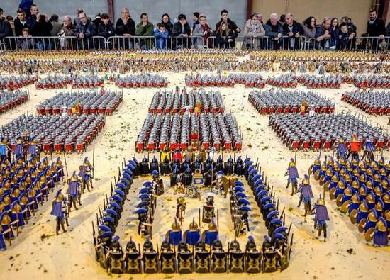 男子用玩偶打造宏大战争场景