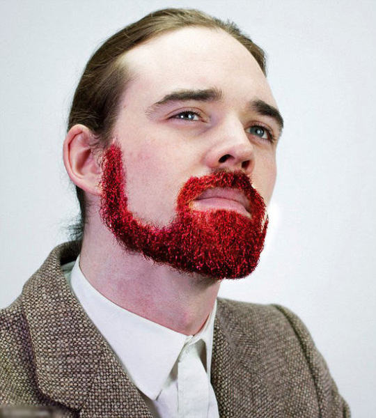 外国潮男新时尚 胡子上撒荧光粉