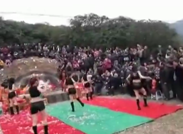 活久见！网曝广东性感美女劲舞拜祭祖先