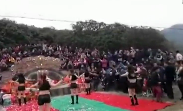 活久见！网曝广东性感美女劲舞拜祭祖先