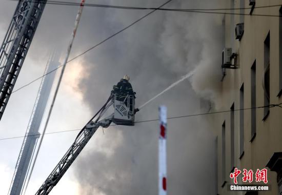当地时间4月3日，救援人员正在扑灭俄国防部大楼大火。当天俄国防部大楼发生火灾，过火面积达3500平方米。俄罗斯紧急情况部出动250多人和70余台设备参与救火工作。目前大火已被扑灭。据初步调查结果，此次火灾或是由大楼内部电路故障引起。 <a target='_blank' href='http://www.chinanews.com/'><p align=