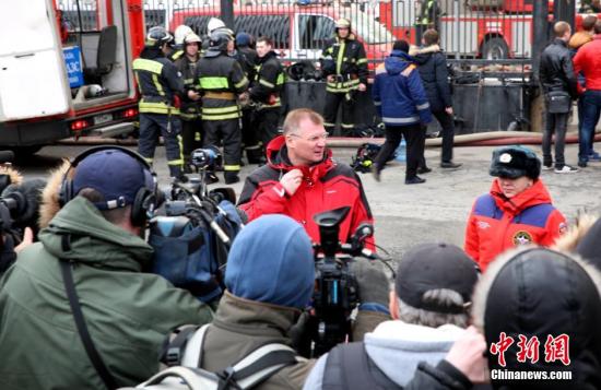 当地时间4月3日，俄紧急救援部工作人员向媒体介绍俄国防部火灾情况。当天俄国防部大楼发生火灾，过火面积达3500平方米。俄罗斯紧急情况部出动250多人和70余台设备参与救火工作。目前大火已被扑灭。据初步调查结果，此次火灾或是由大楼内部电路故障引起。 <a target='_blank' href='http://www.chinanews.com/'><p align=