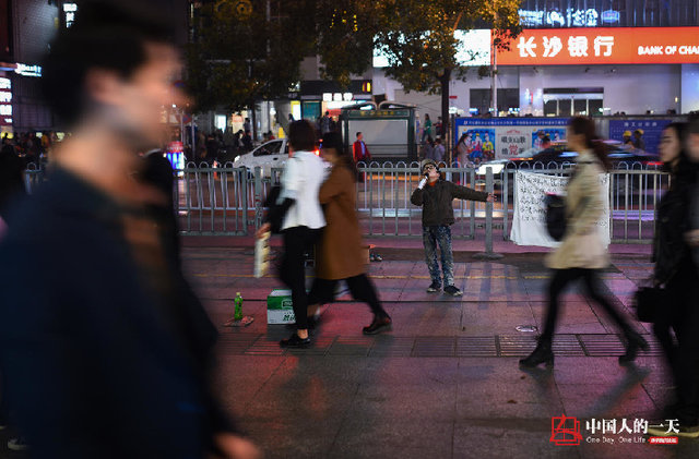 9岁男孩卖唱养全家 月入最多七八千