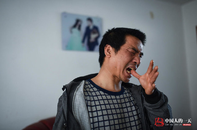 9岁男孩卖唱养全家 月入最多七八千