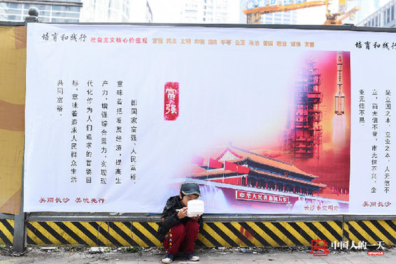 9岁男孩卖唱养全家 月入最多七八千