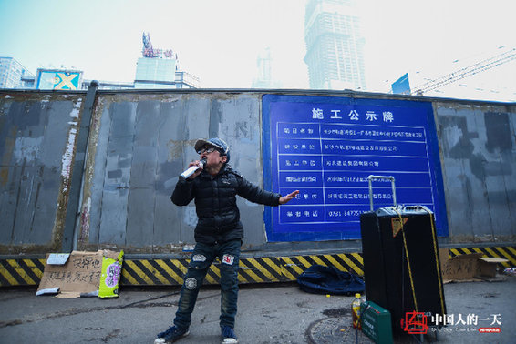 9岁男孩卖唱养全家 月入最多七八千