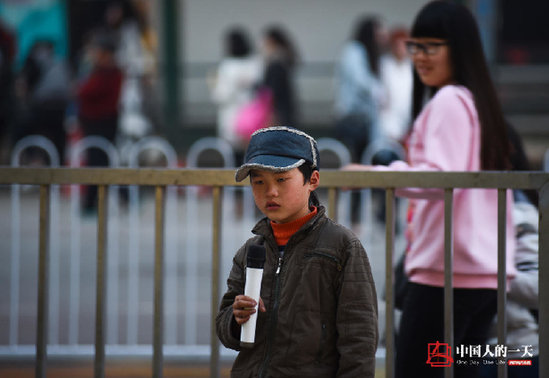 9岁男孩卖唱养全家 月入最多七八千