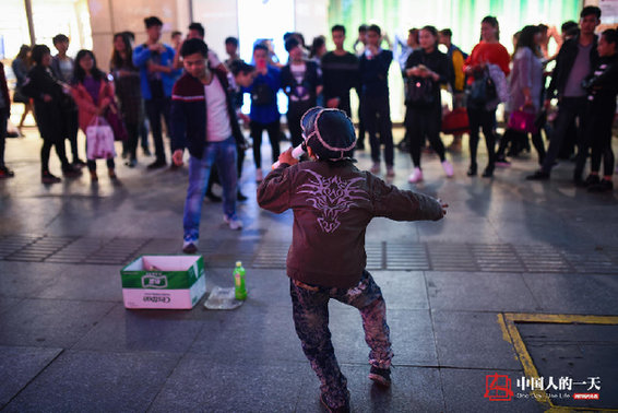 9岁男孩卖唱养全家 月入最多七八千