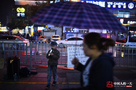 9岁男孩卖唱养全家 月入最多七八千