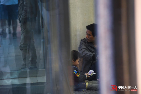 9岁男孩卖唱养全家 月入最多七八千